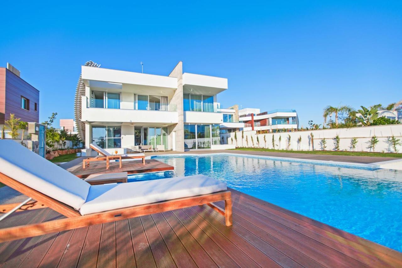 Vivo Mare Beachfront - Emerald Villaer