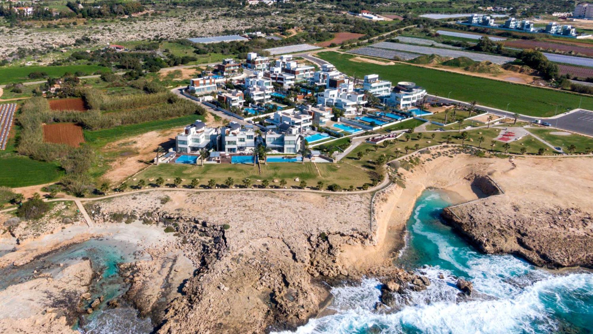 Vivo Mare Beachfront - Emerald Villaer